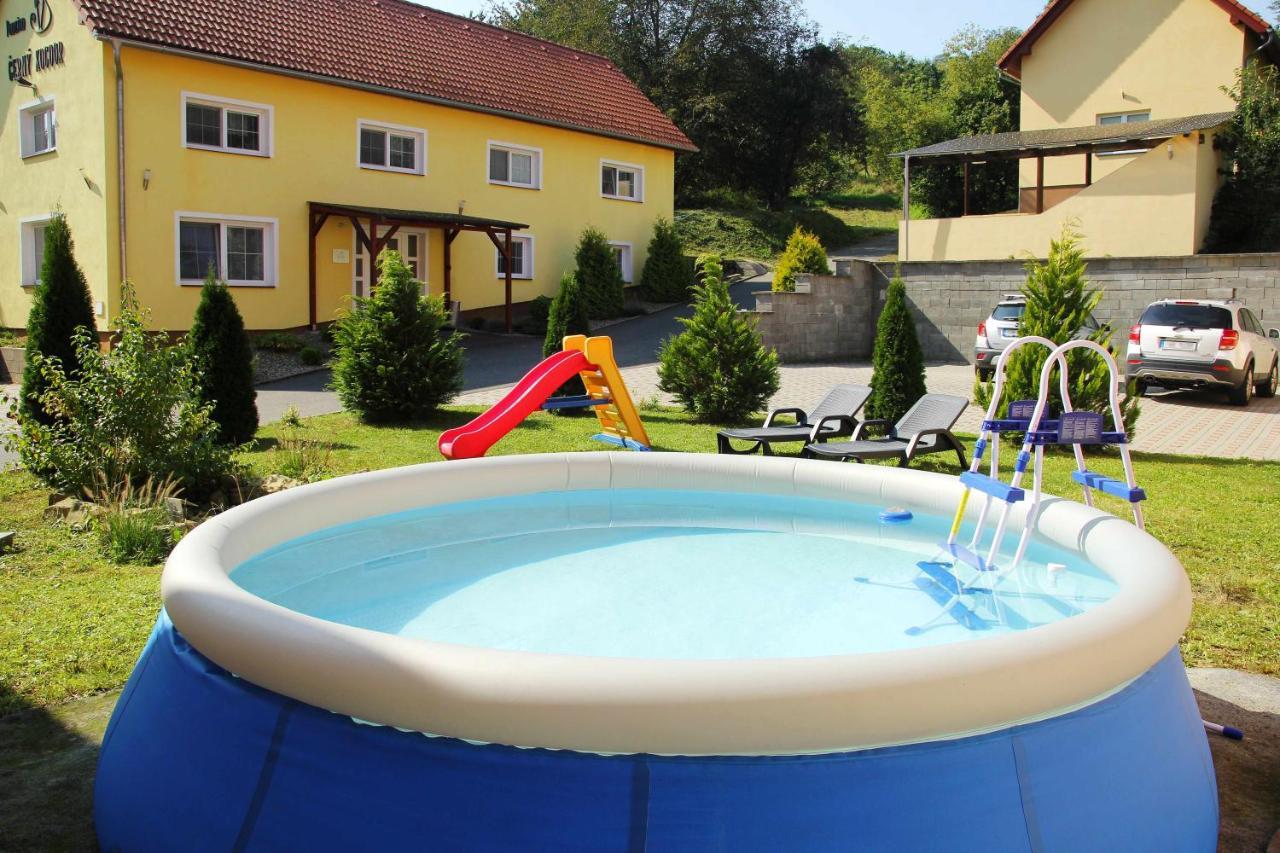Cerny Kocour Apart Hotel Sarovy Экстерьер фото