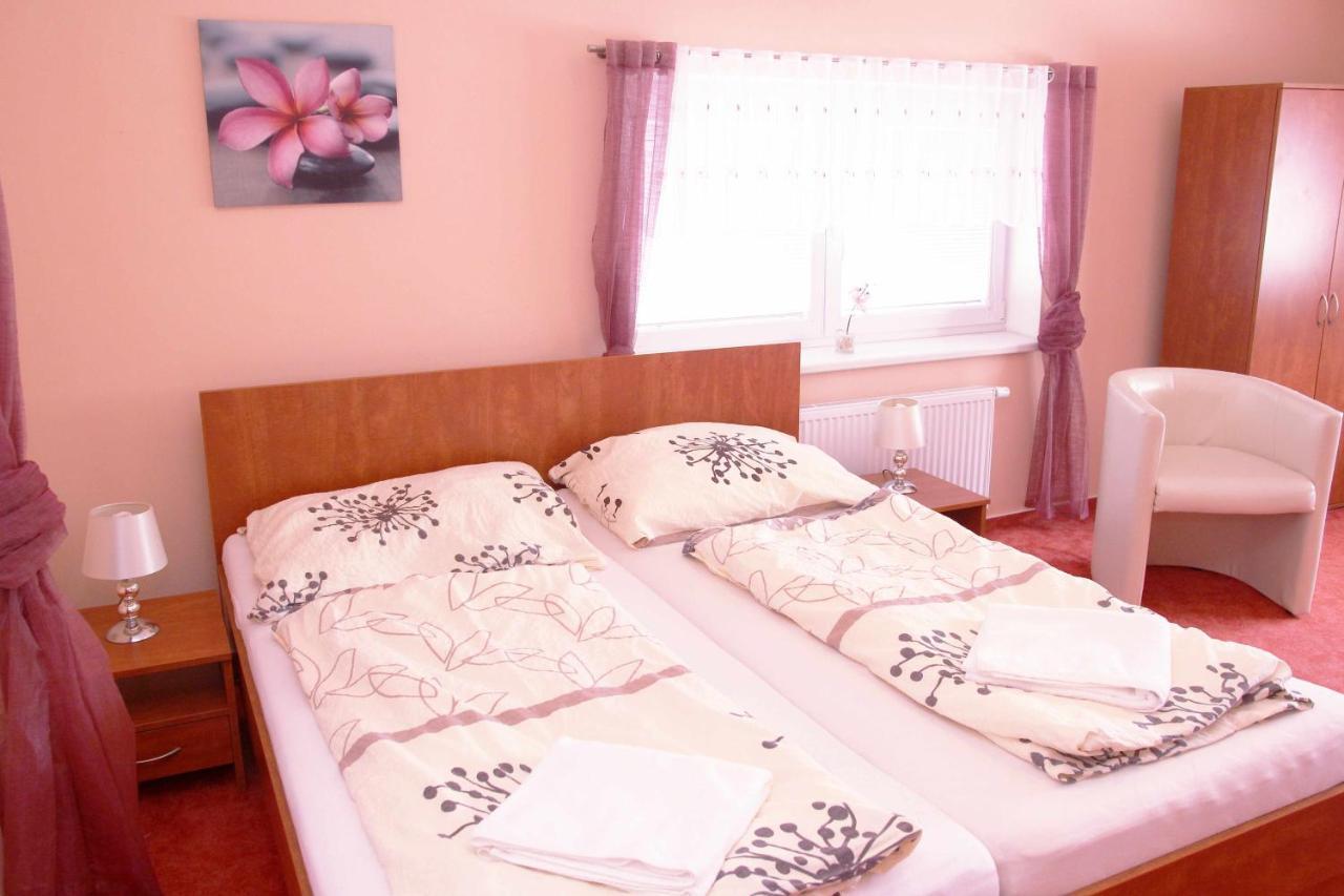 Cerny Kocour Apart Hotel Sarovy Экстерьер фото
