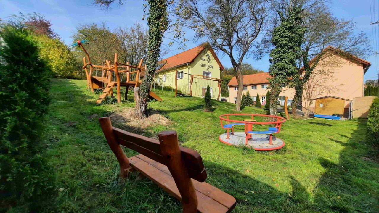 Cerny Kocour Apart Hotel Sarovy Экстерьер фото